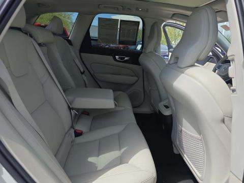 2022 Volvo XC60 B5 Momentum AWD