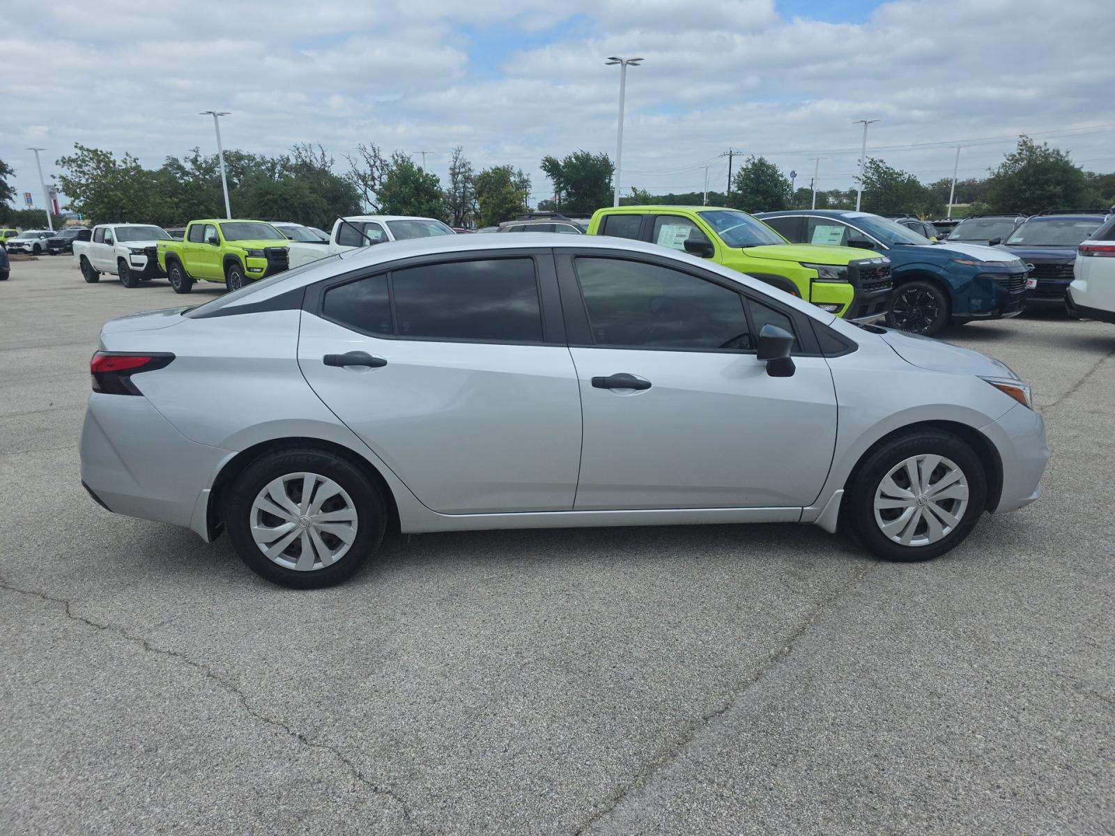 NISSAN VERSA - 4