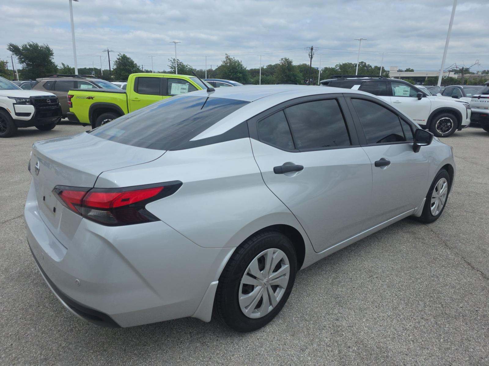 NISSAN VERSA - 3