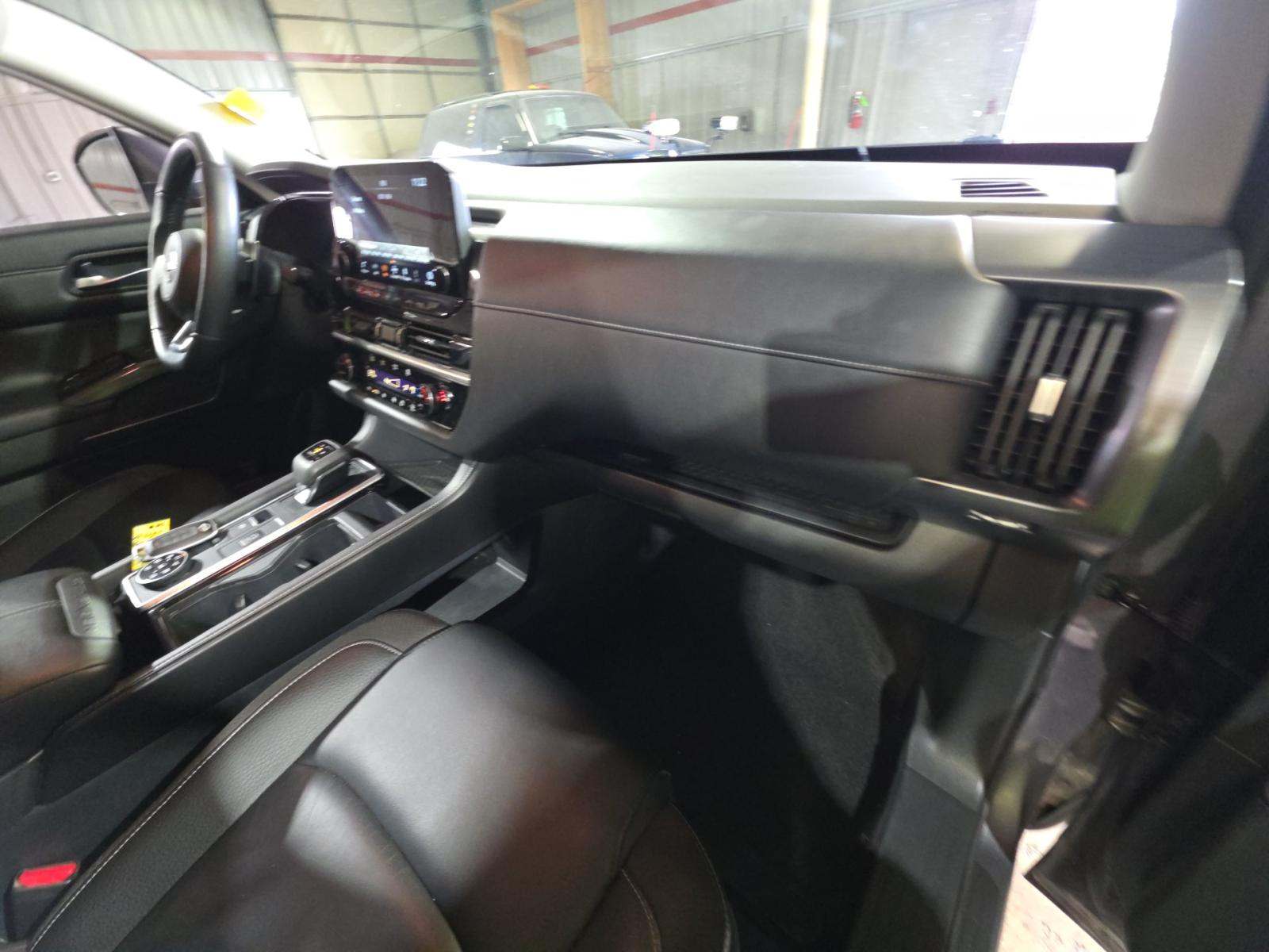 2025 Nissan Pathfinder SL AWD