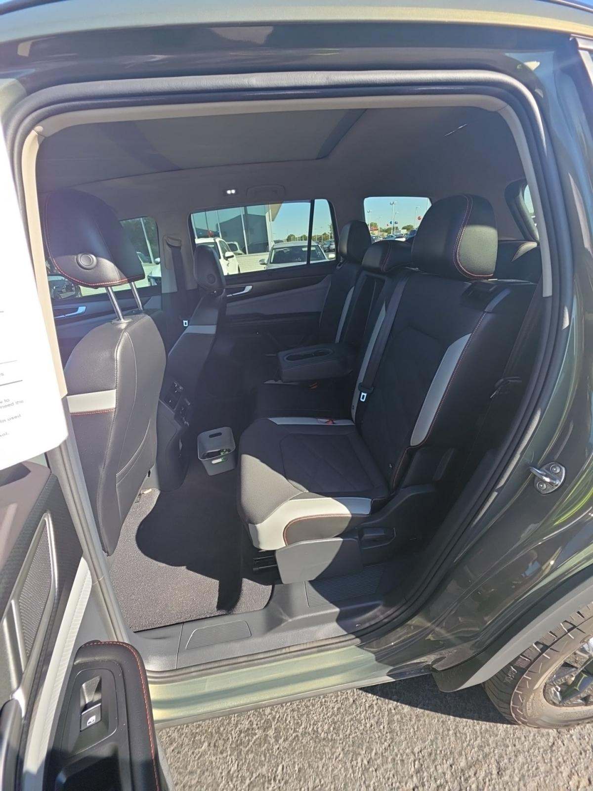 2024 Volkswagen Atlas 2.0T Peak Edition SEL AWD