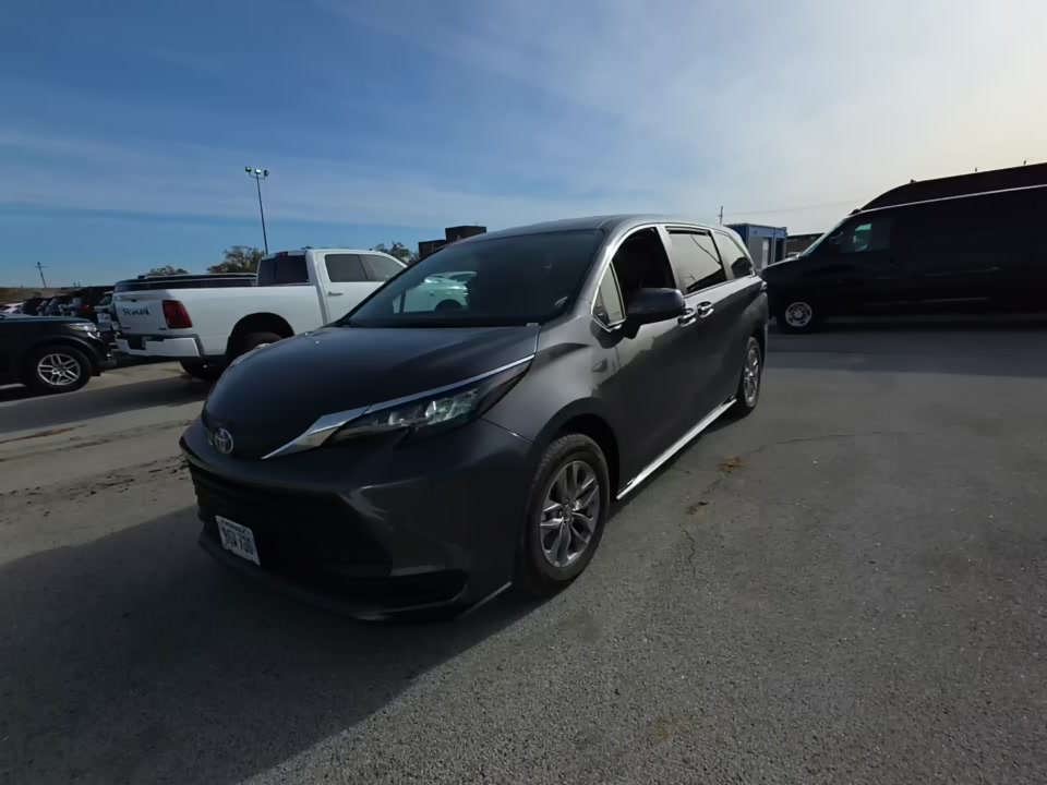 2025 Toyota Sienna LE FWD