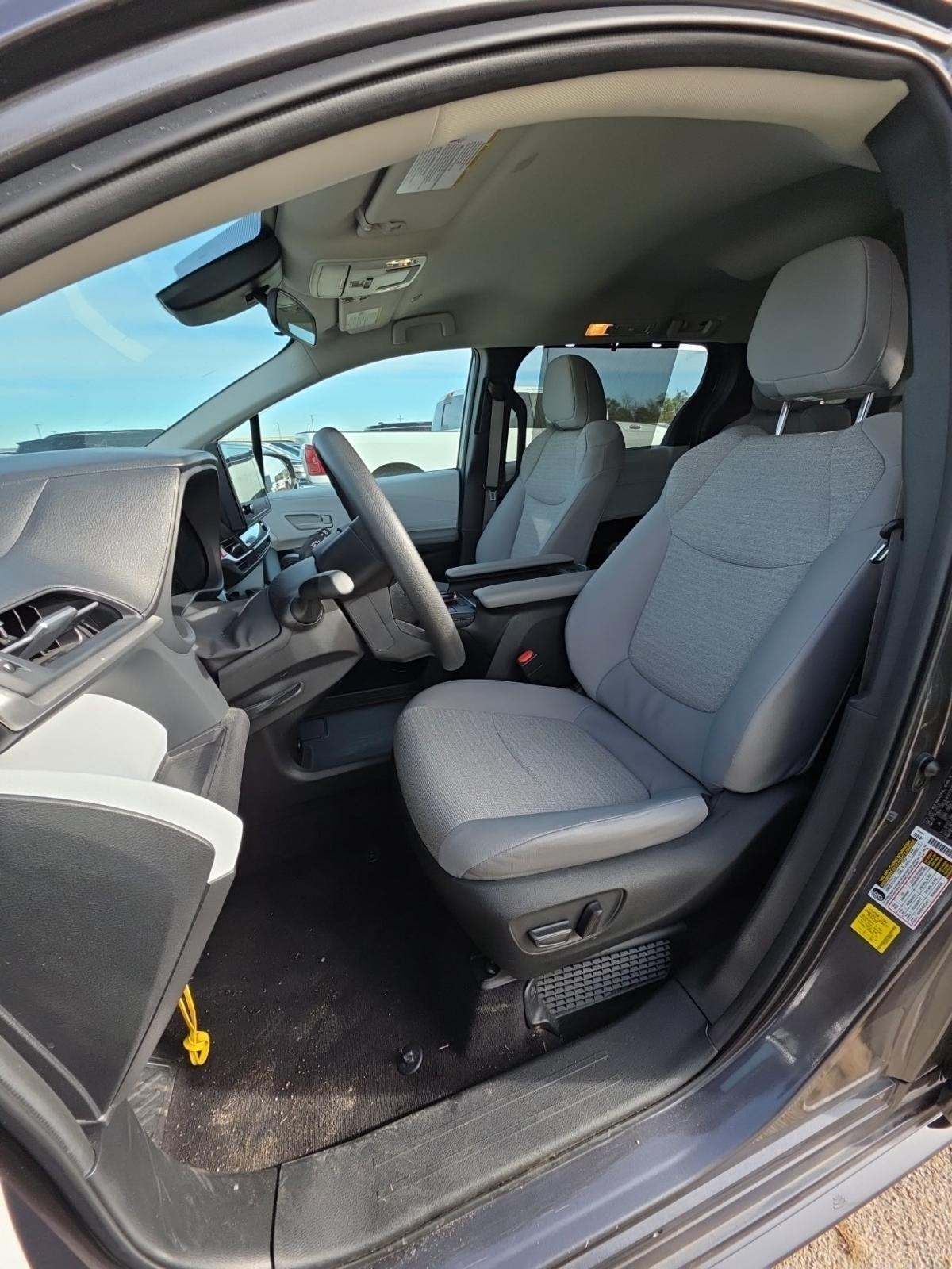 2025 Toyota Sienna LE FWD