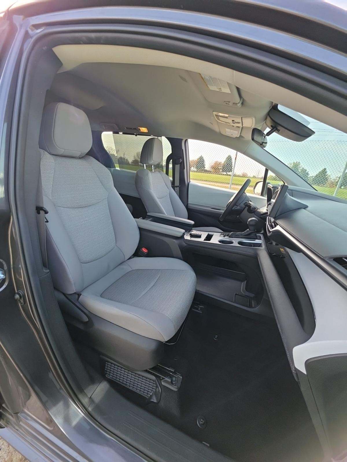 2025 Toyota Sienna LE FWD