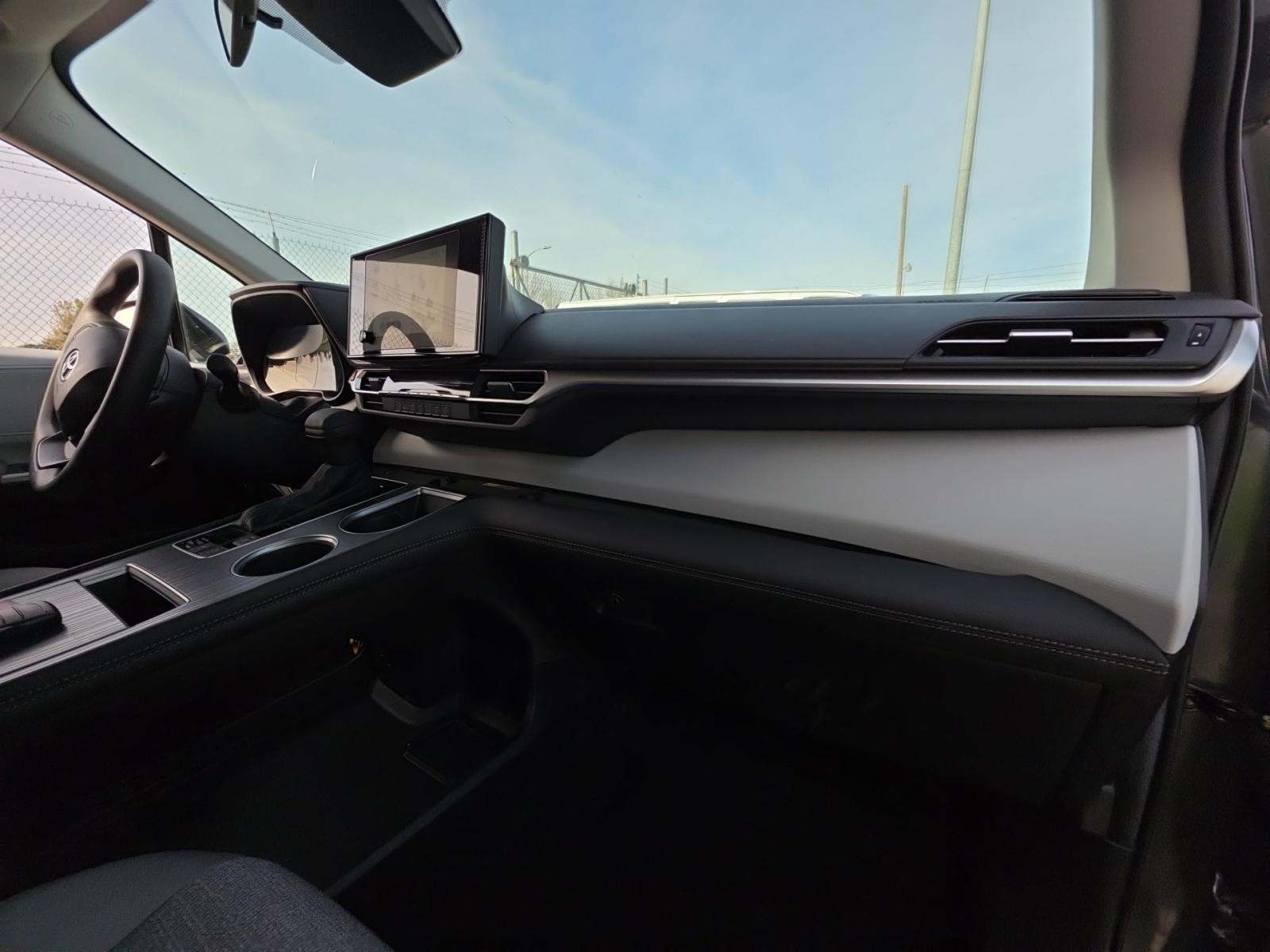 2025 Toyota Sienna LE FWD