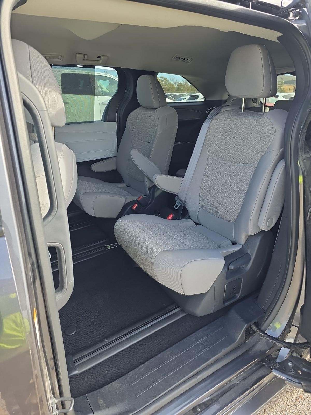 2025 Toyota Sienna LE FWD