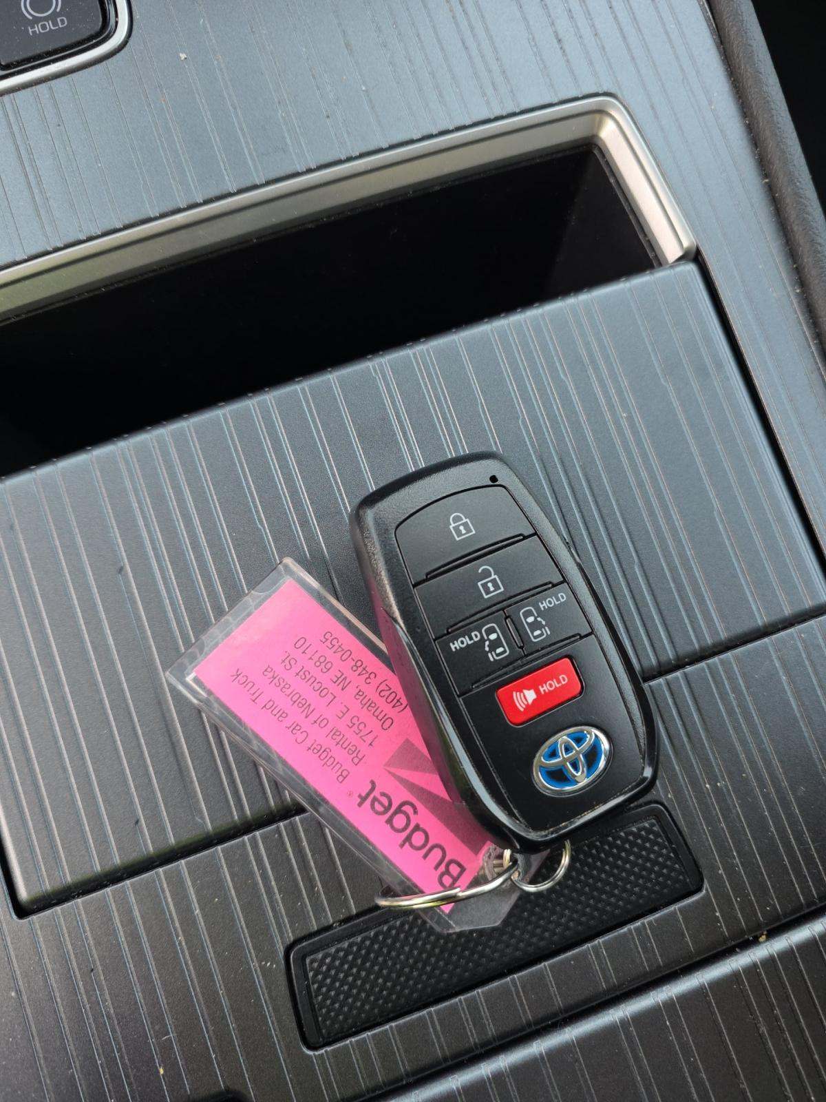 2025 Toyota Sienna LE FWD