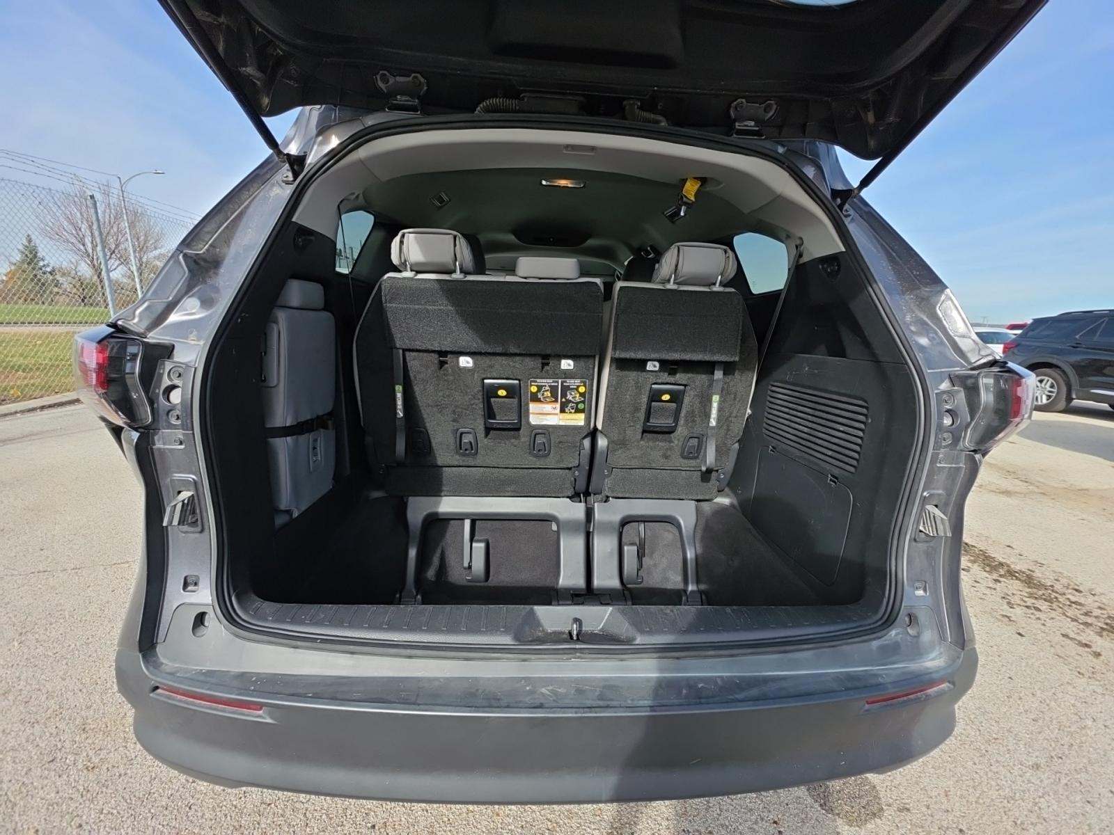 2025 Toyota Sienna LE FWD