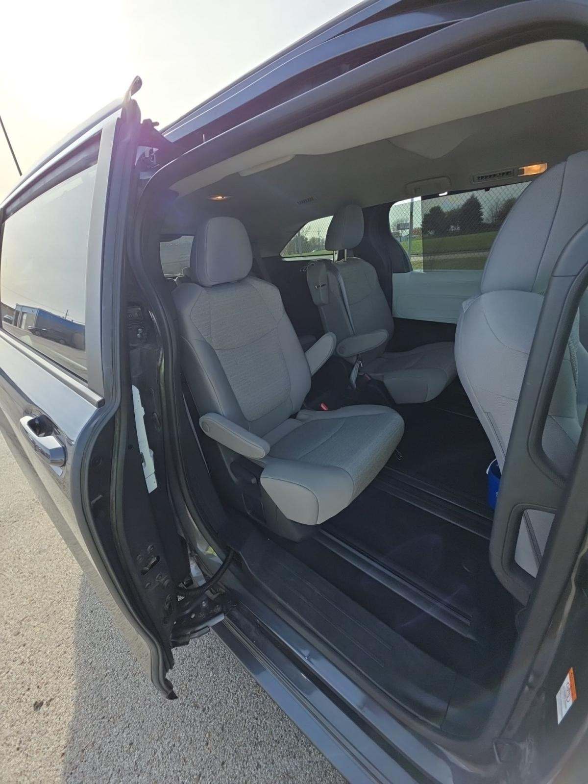 2025 Toyota Sienna LE FWD