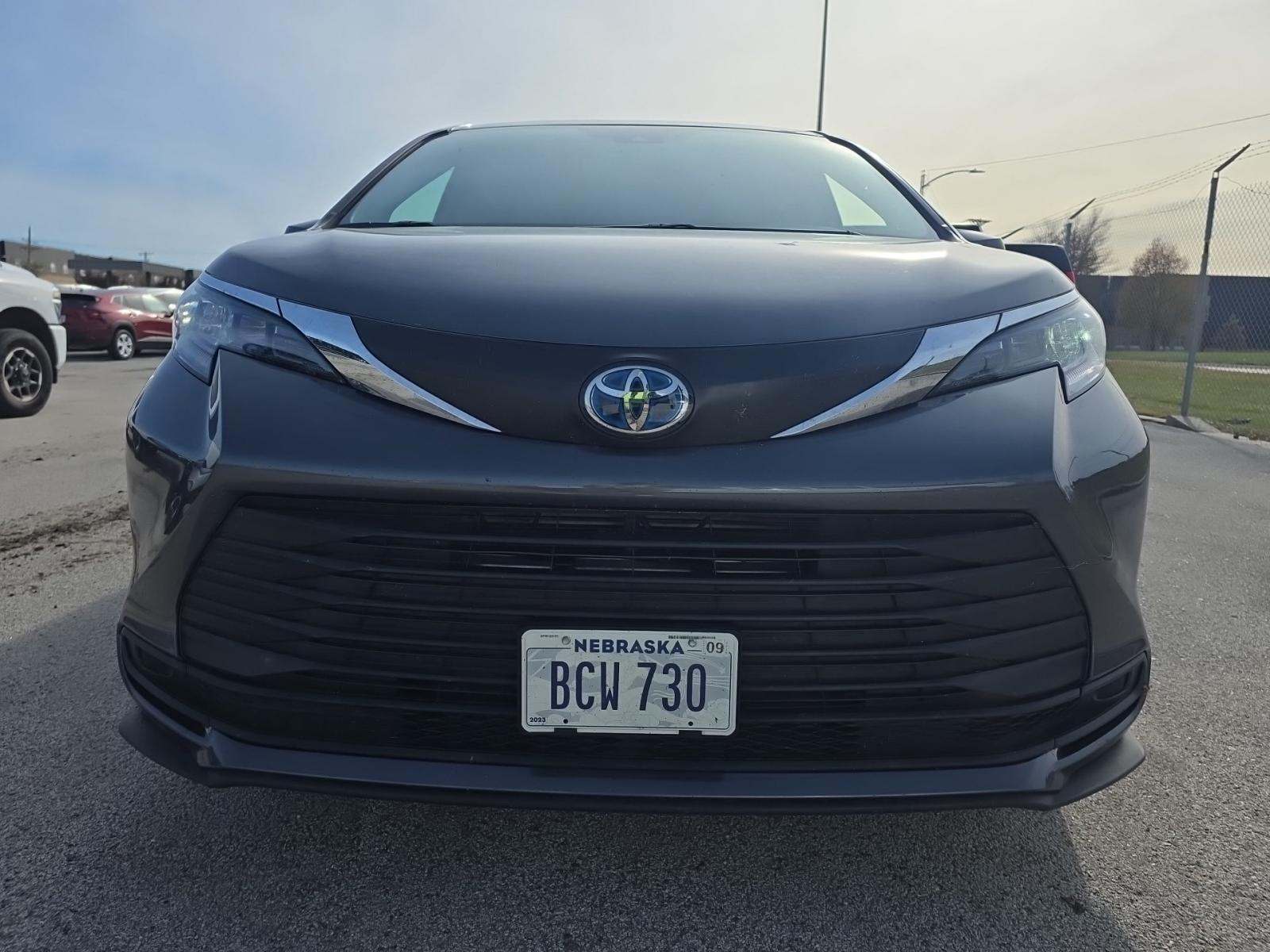 2025 Toyota Sienna LE FWD