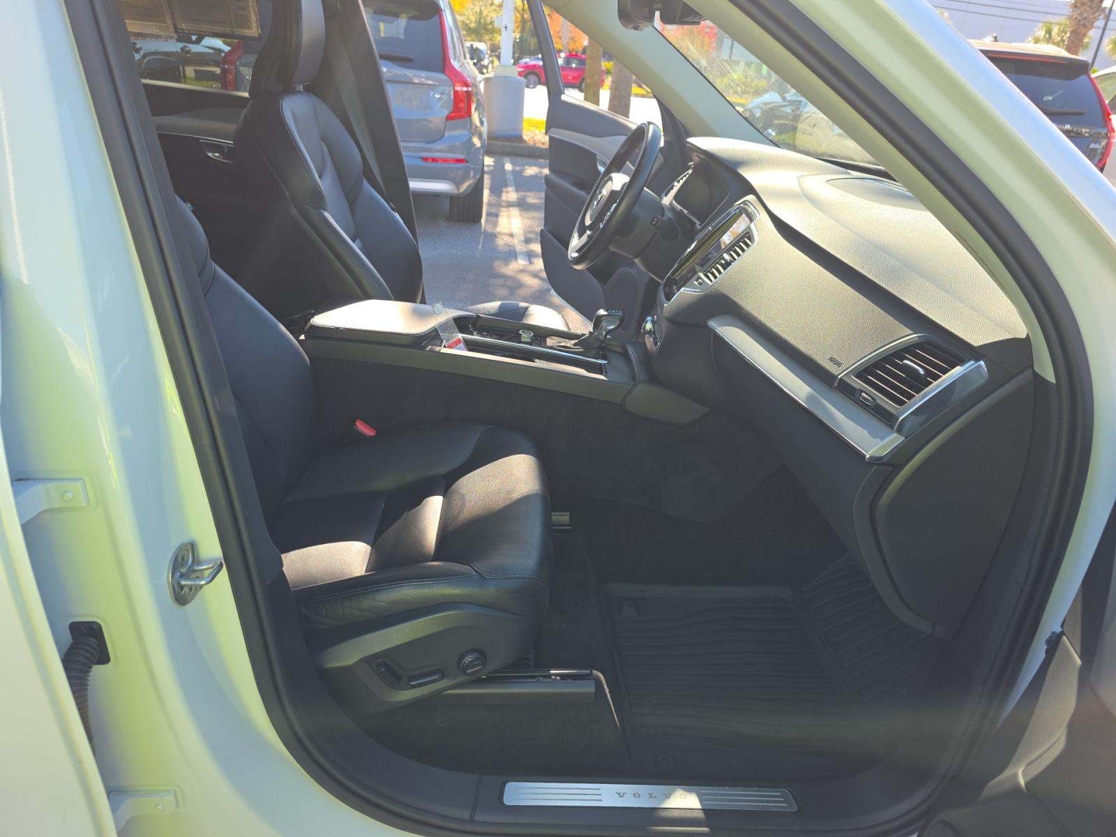 2022 Volvo XC90 T5 Momentum AWD