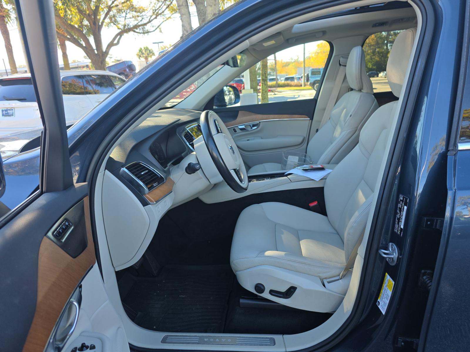 2022 Volvo XC90 T6 Momentum AWD