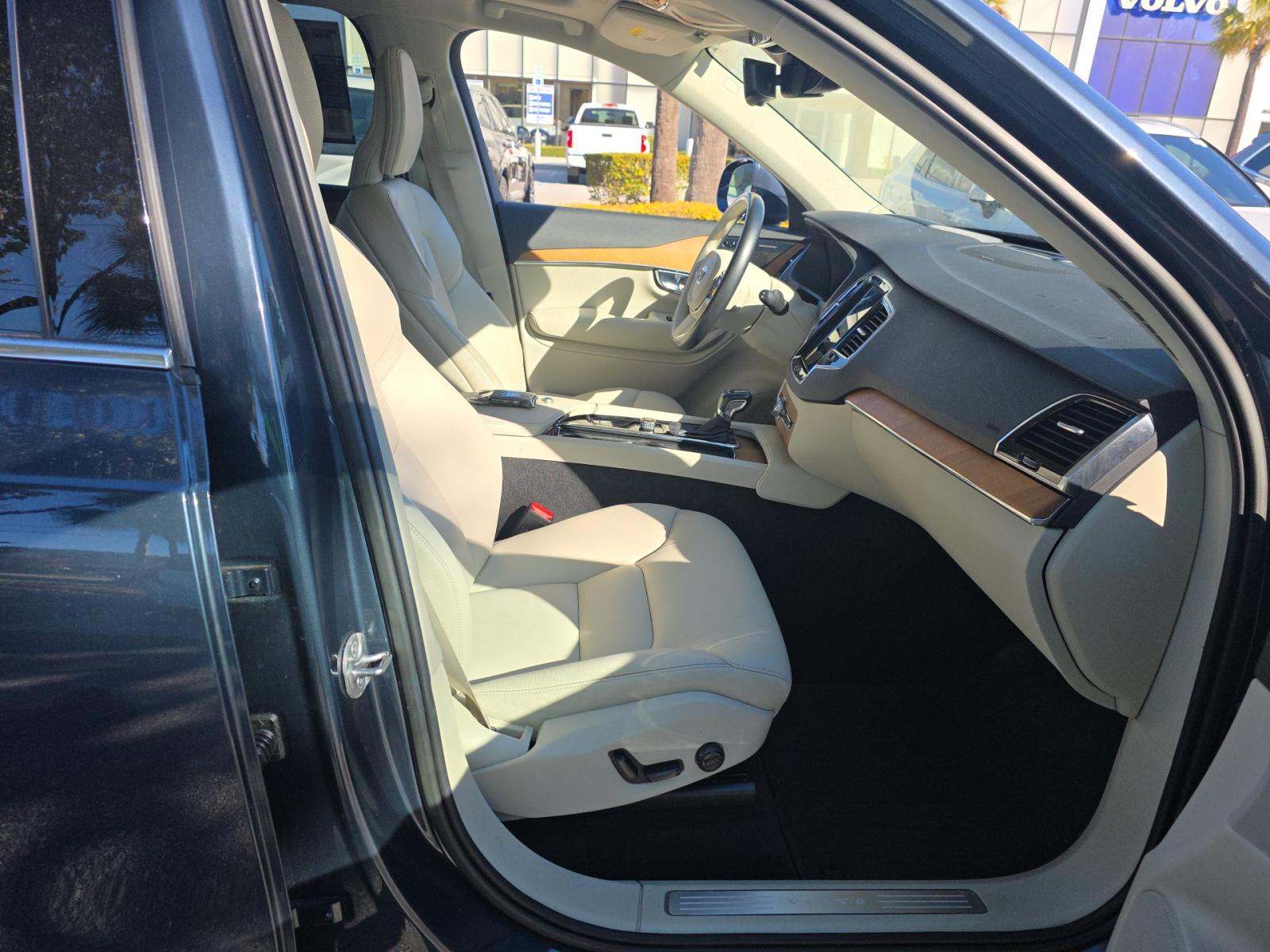 2022 Volvo XC90 T6 Momentum AWD