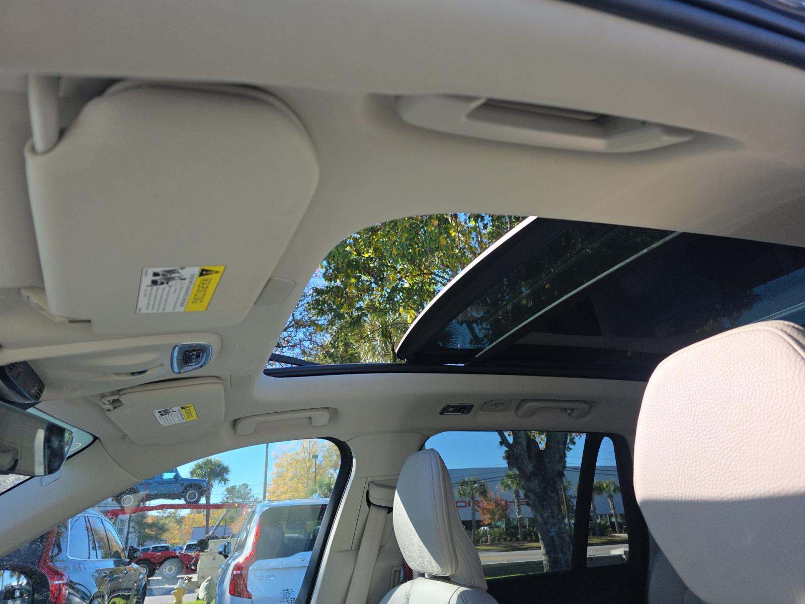 2022 Volvo XC90 T6 Momentum AWD