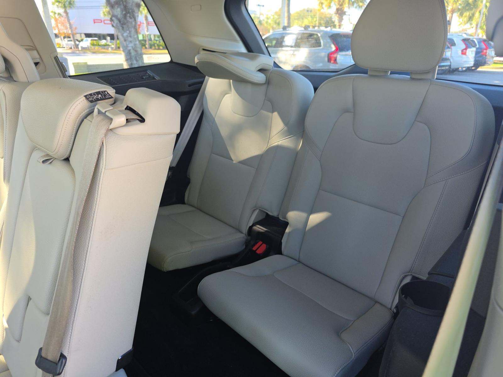 2022 Volvo XC90 T6 Momentum AWD