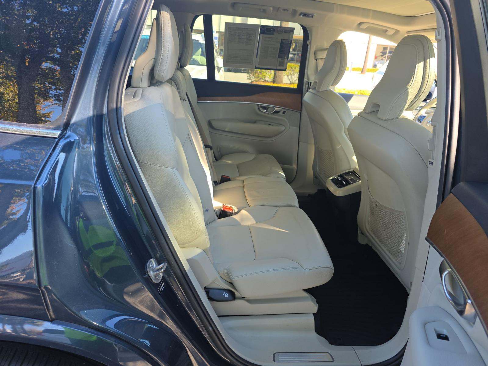 2022 Volvo XC90 T6 Momentum AWD