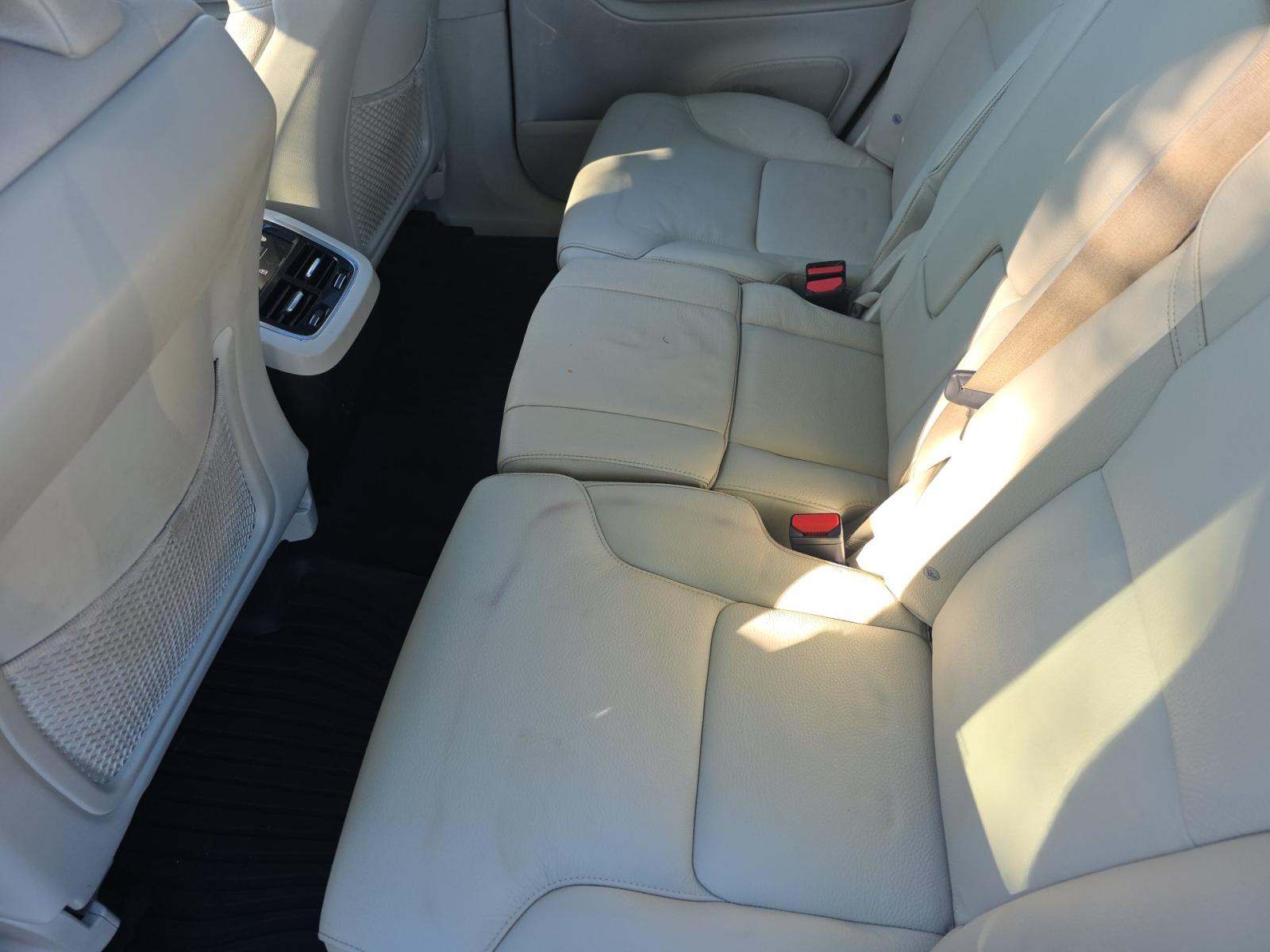 2022 Volvo XC90 T6 Momentum AWD