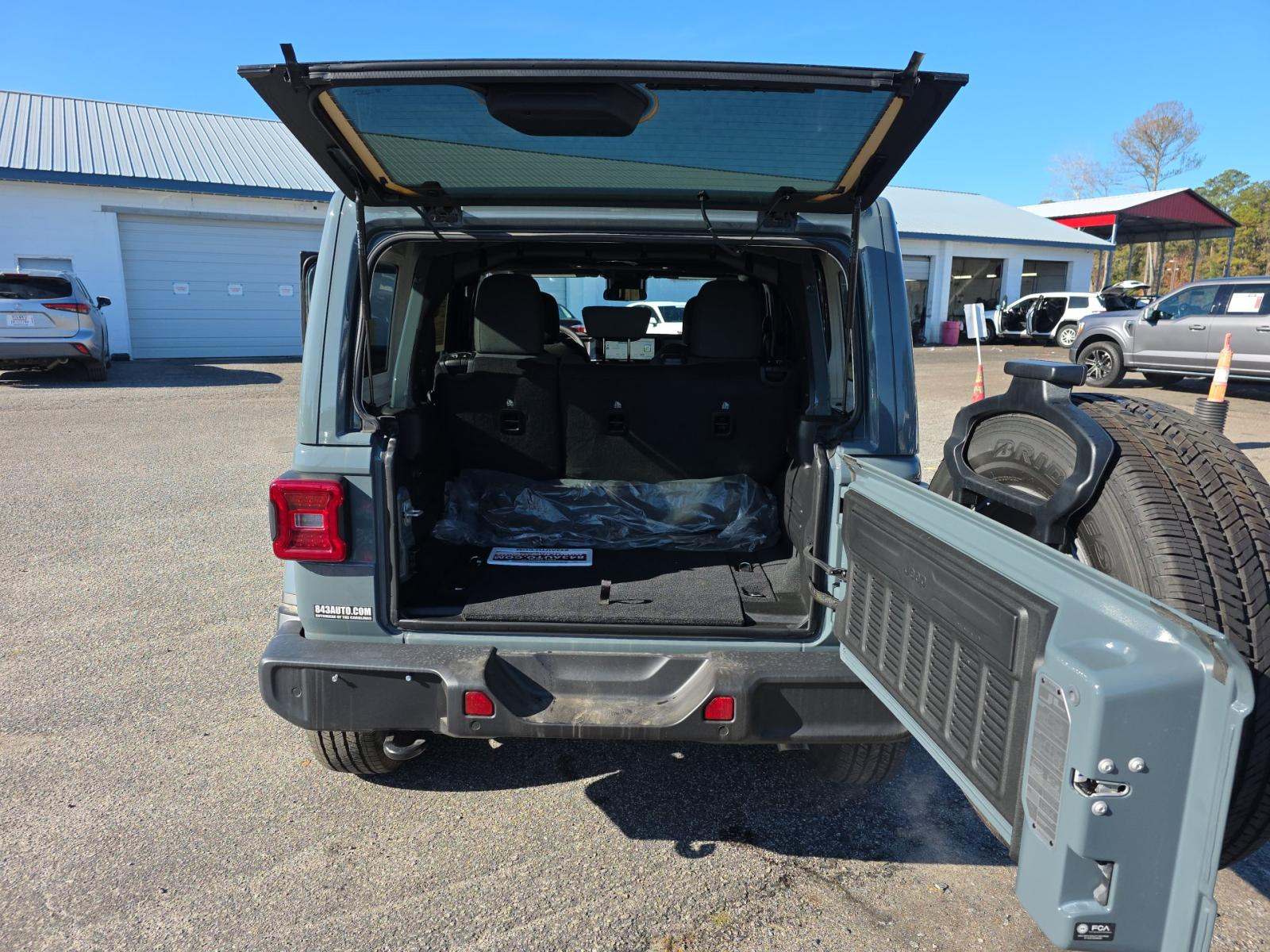 2024 Jeep Wrangler Sahara AWD