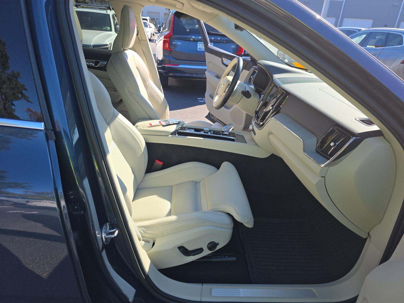 2023 Volvo XC60 B5 Ultimate AWD