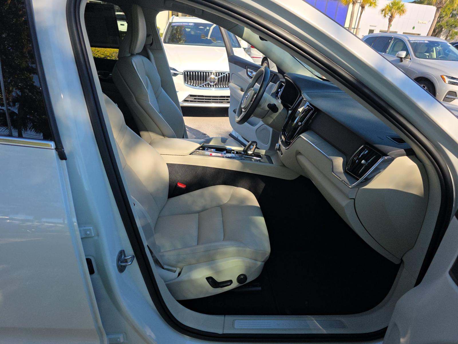 2023 Volvo XC60 B5 Plus AWD