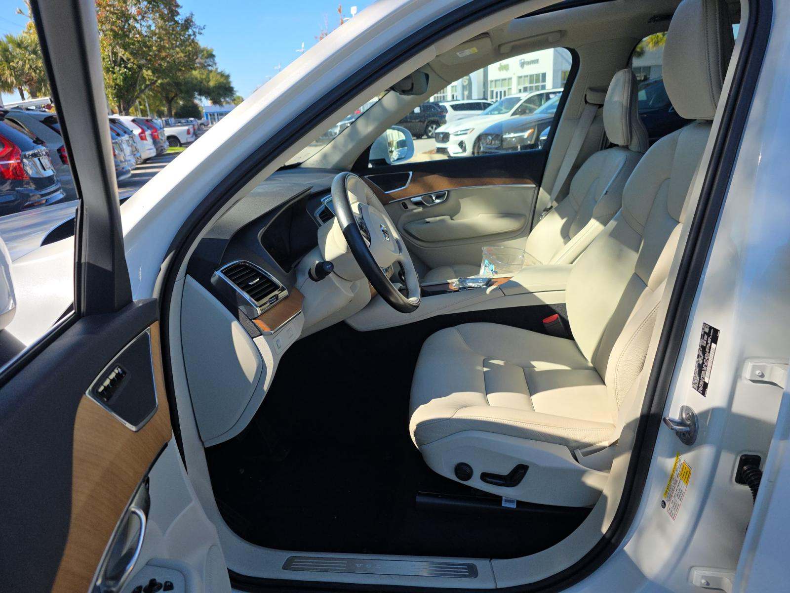 2022 Volvo XC90 T6 Momentum AWD