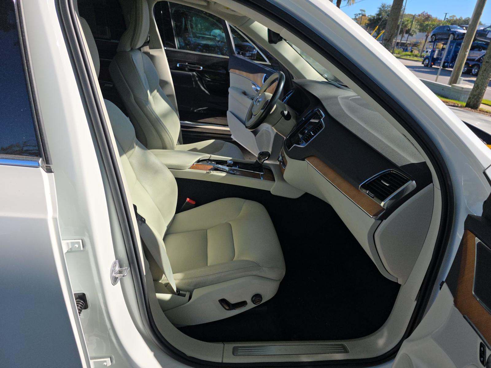 2022 Volvo XC90 T6 Momentum AWD