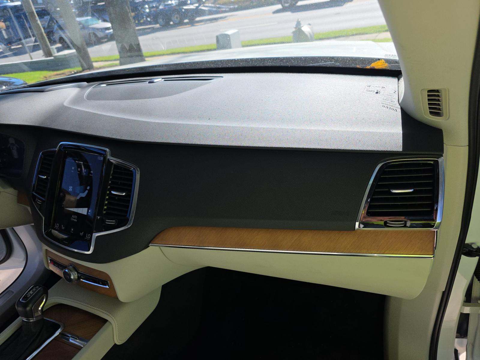 2022 Volvo XC90 T6 Momentum AWD