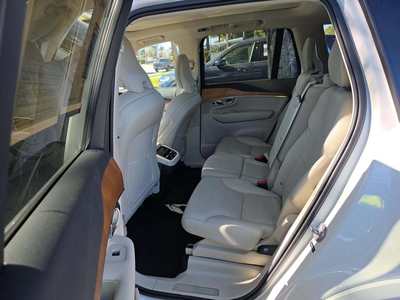 2022 Volvo XC90 T6 Momentum AWD