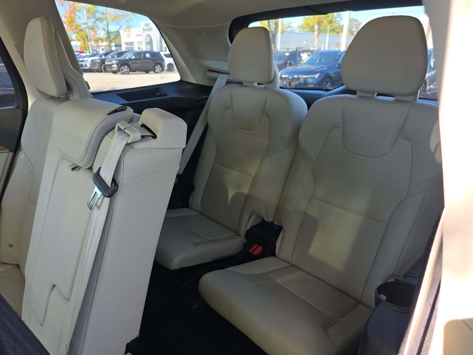 2022 Volvo XC90 T6 Momentum AWD