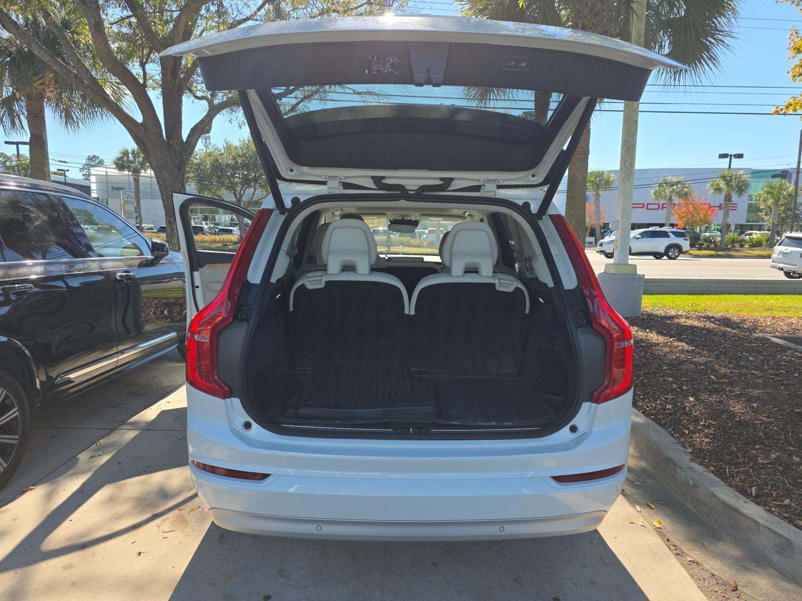 2022 Volvo XC90 T6 Momentum AWD