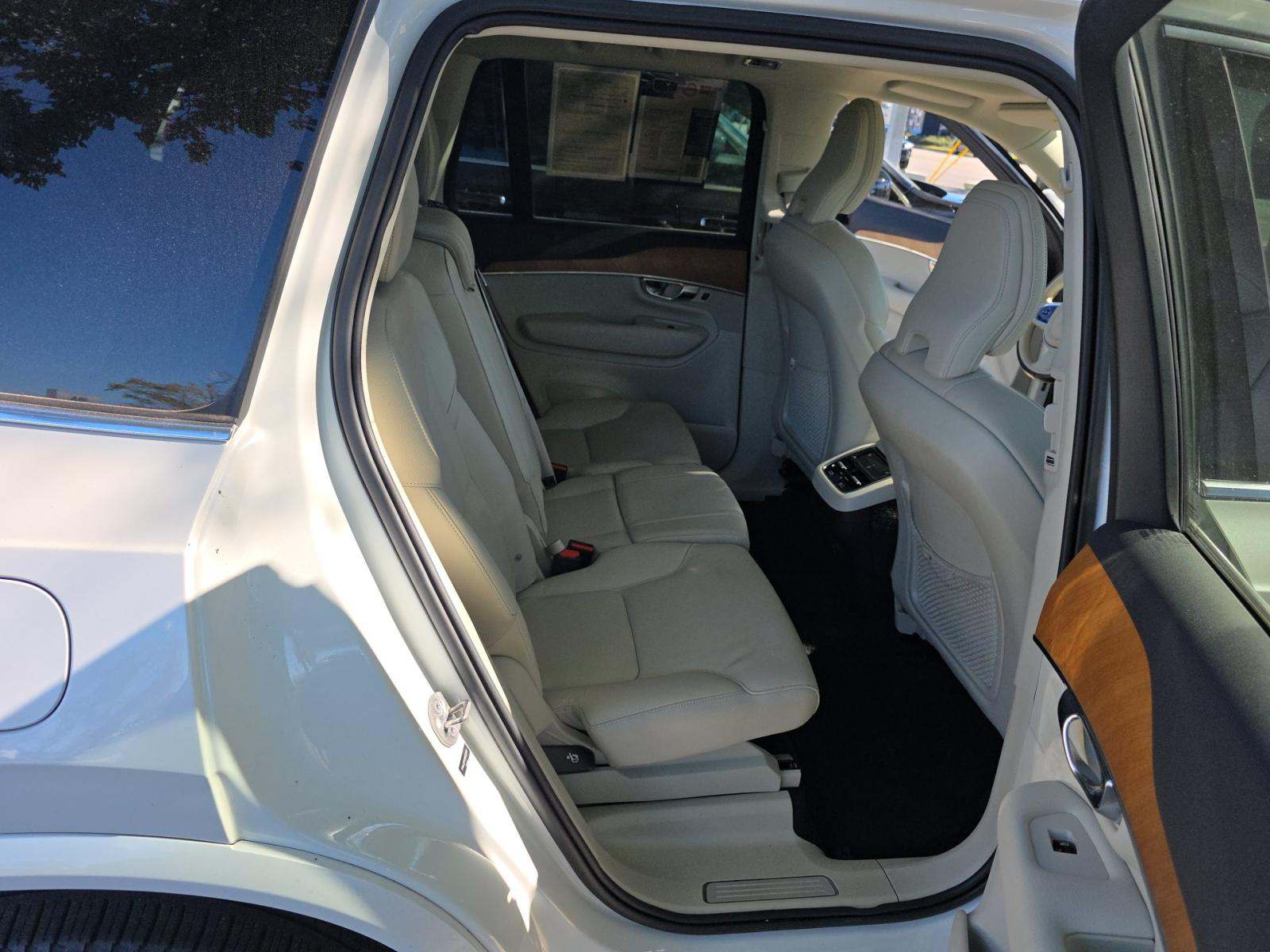 2022 Volvo XC90 T6 Momentum AWD