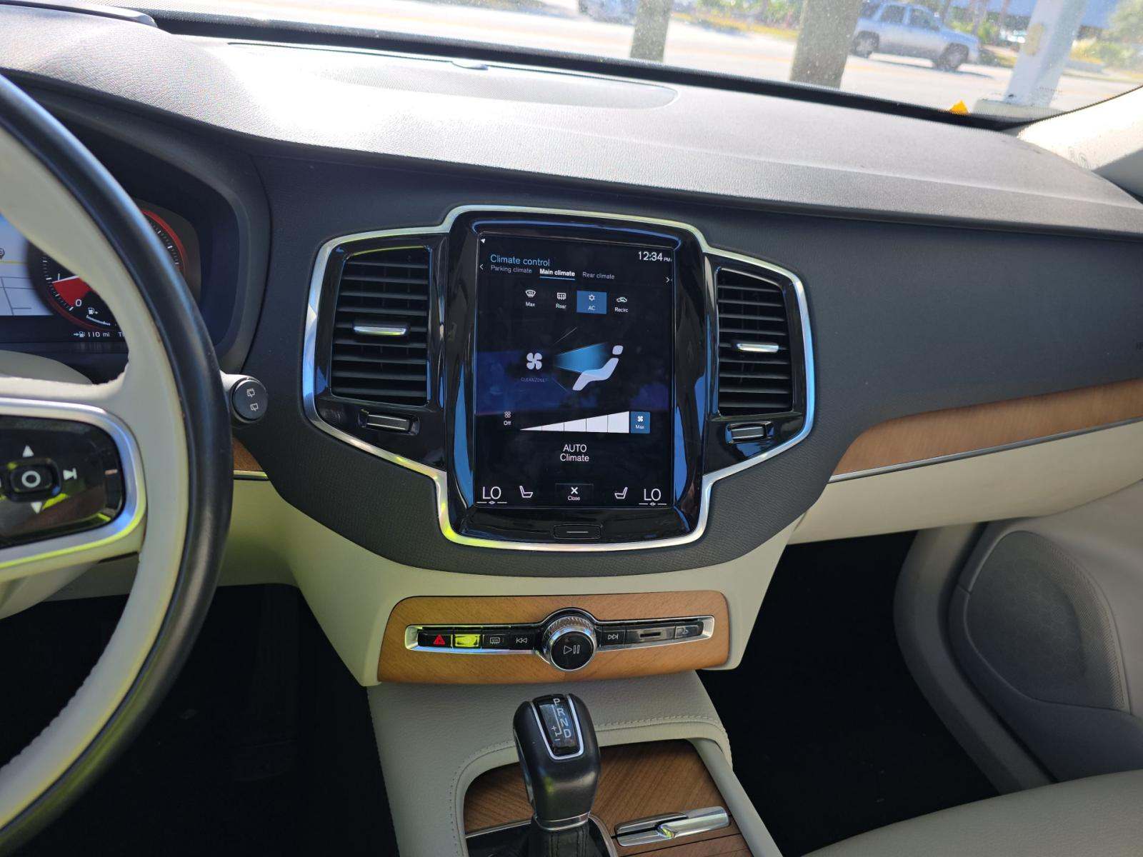 2022 Volvo XC90 T6 Momentum AWD