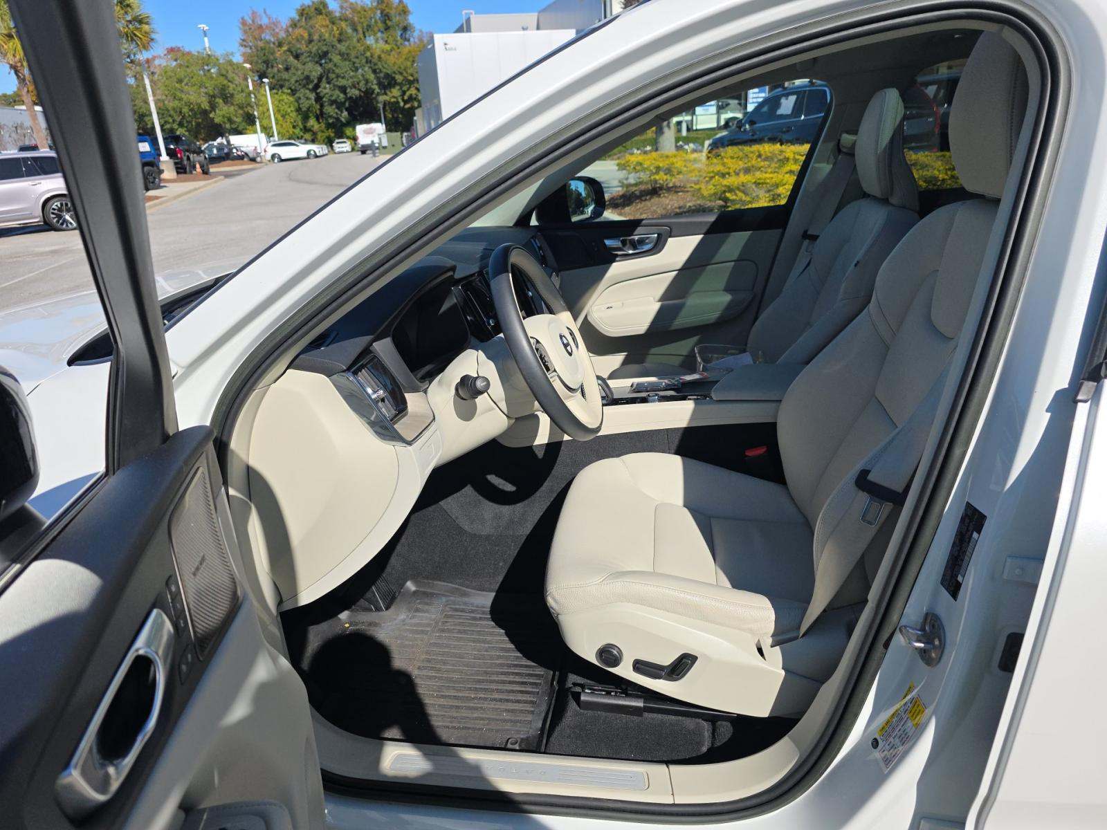 2023 Volvo XC60 B5 Plus FWD