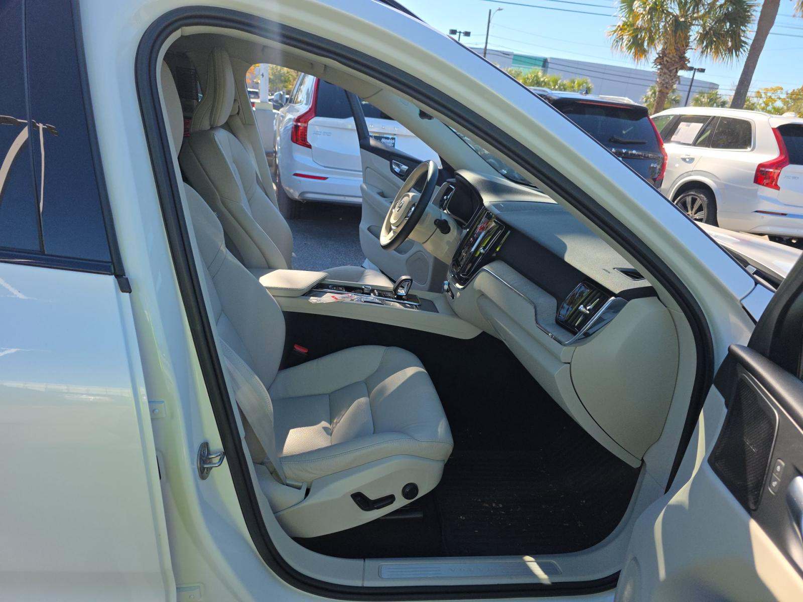 2023 Volvo XC60 B5 Plus FWD