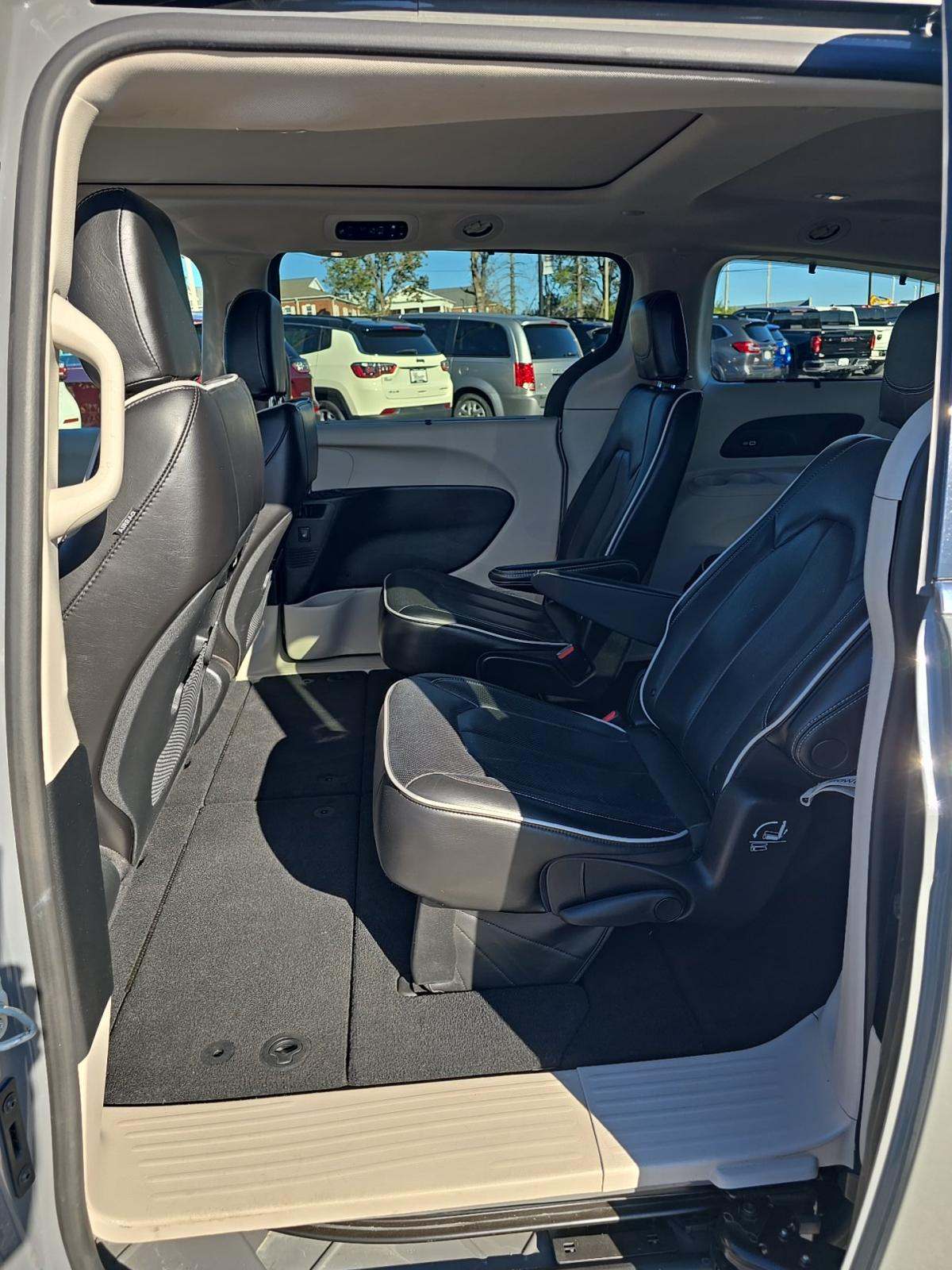 2023 Chrysler Pacifica Limited FWD