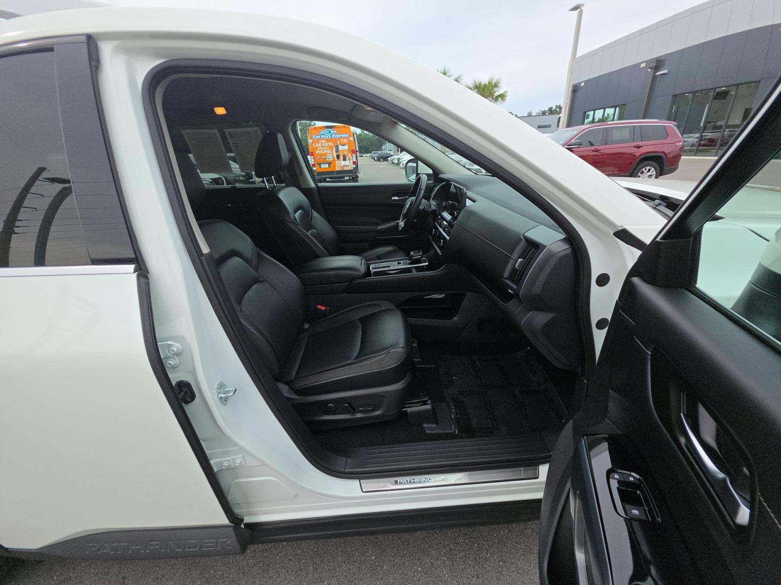 2023 Nissan Pathfinder SL FWD
