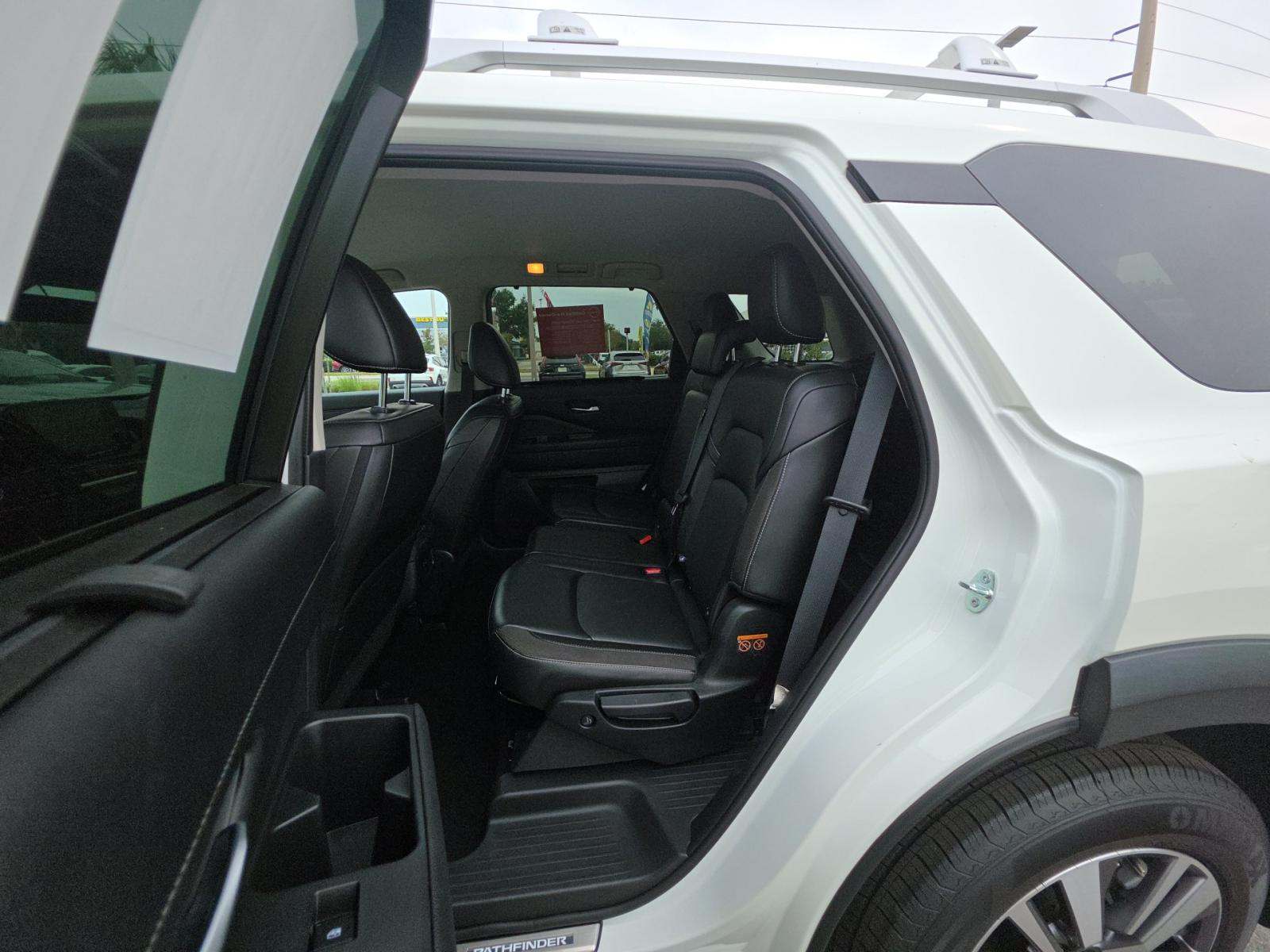 2023 Nissan Pathfinder SL FWD