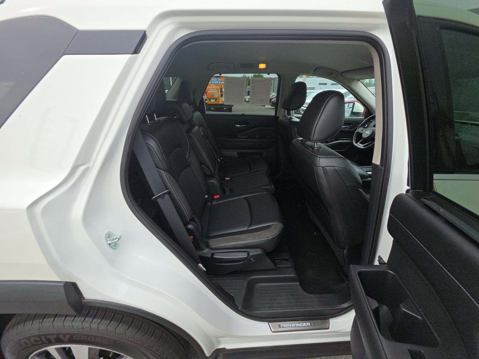 2023 Nissan Pathfinder SL FWD