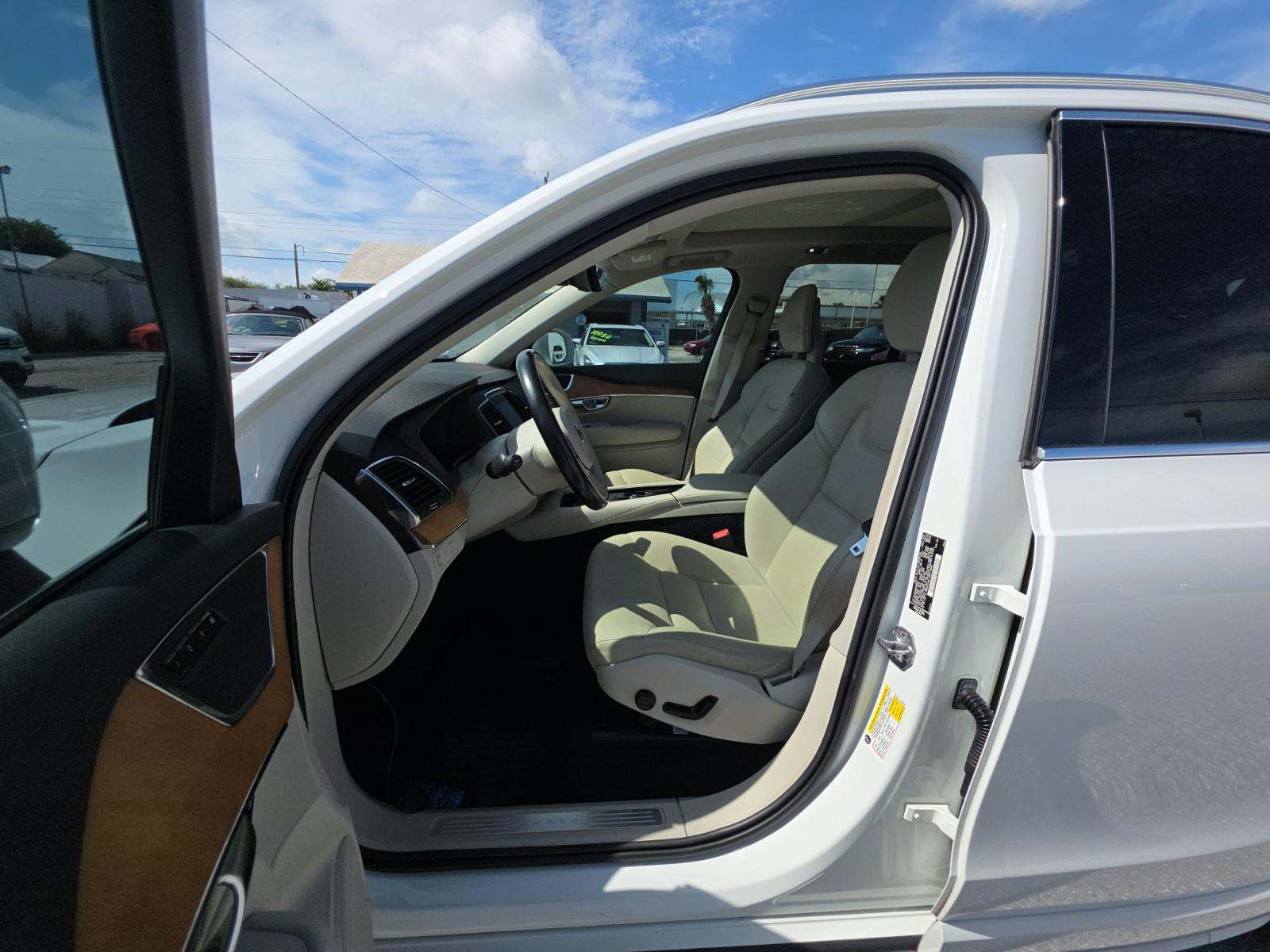 2021 Volvo XC90 T6 Momentum AWD