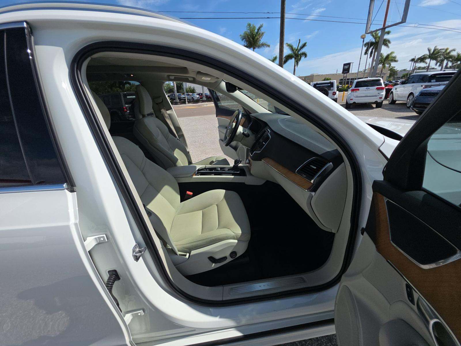 2021 Volvo XC90 T6 Momentum AWD