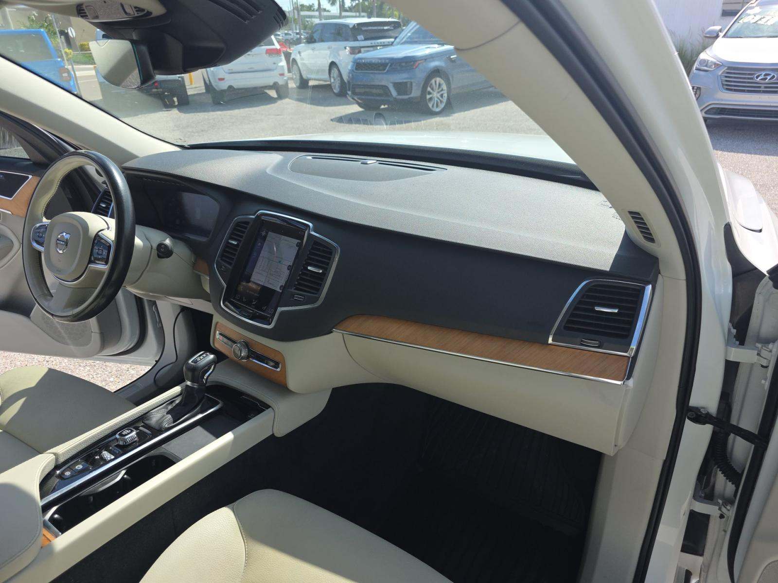 2021 Volvo XC90 T6 Momentum AWD