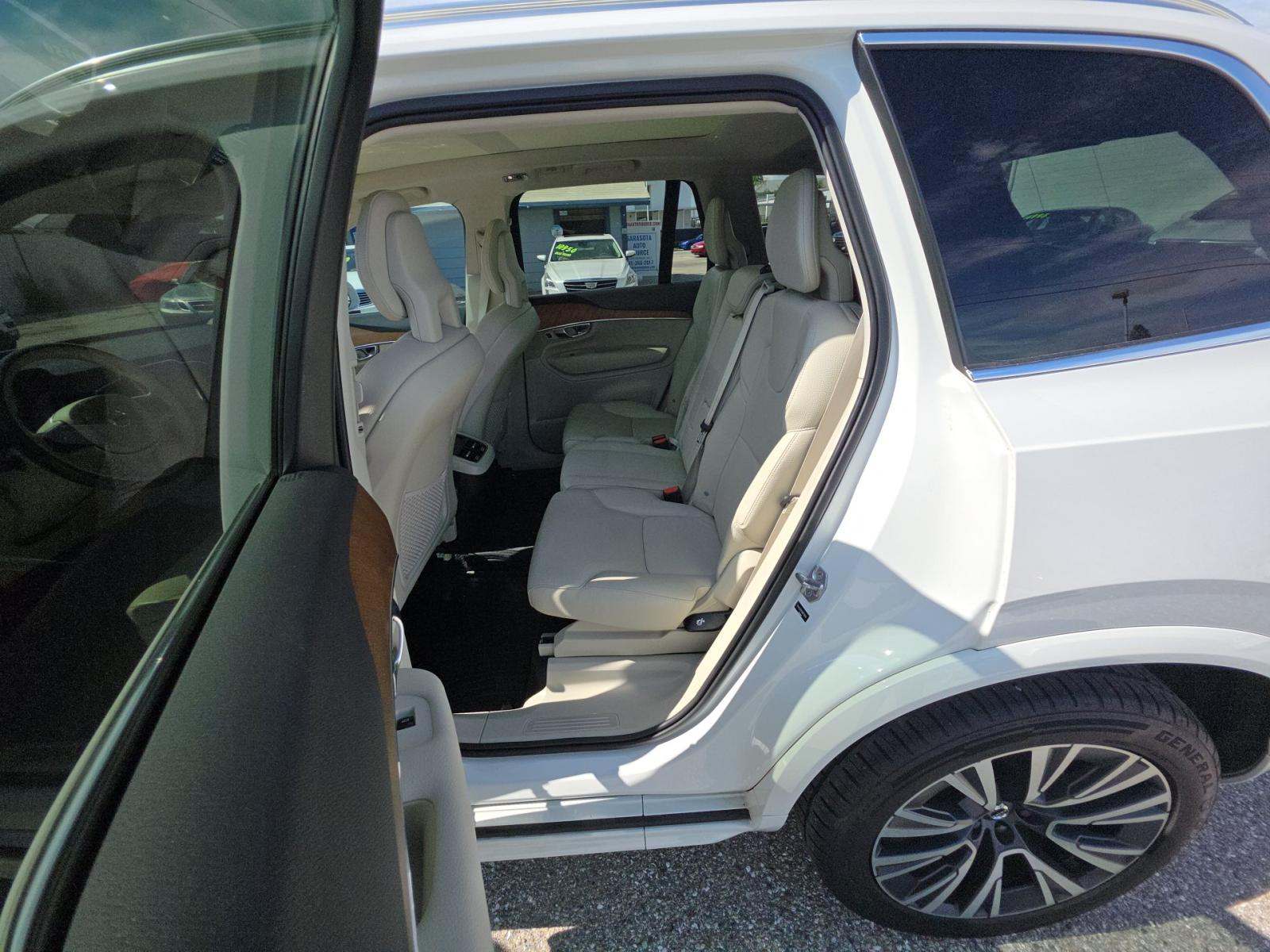 2021 Volvo XC90 T6 Momentum AWD