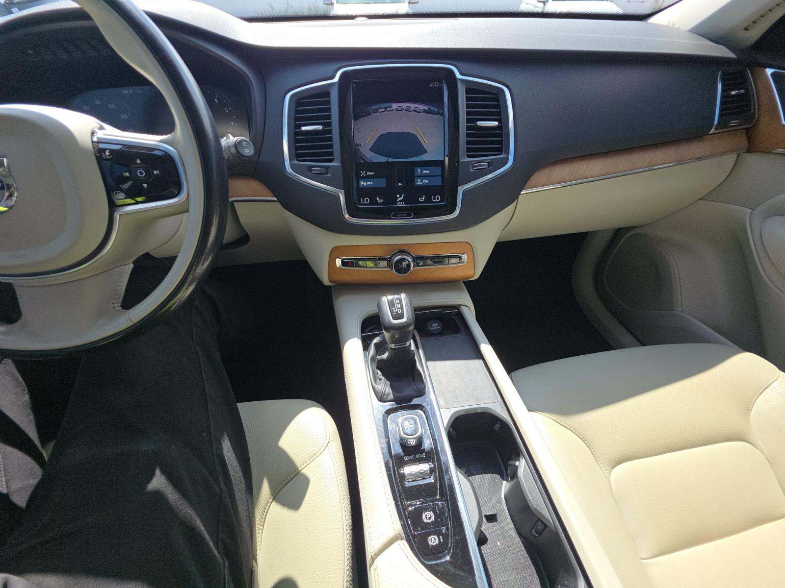 2021 Volvo XC90 T6 Momentum AWD