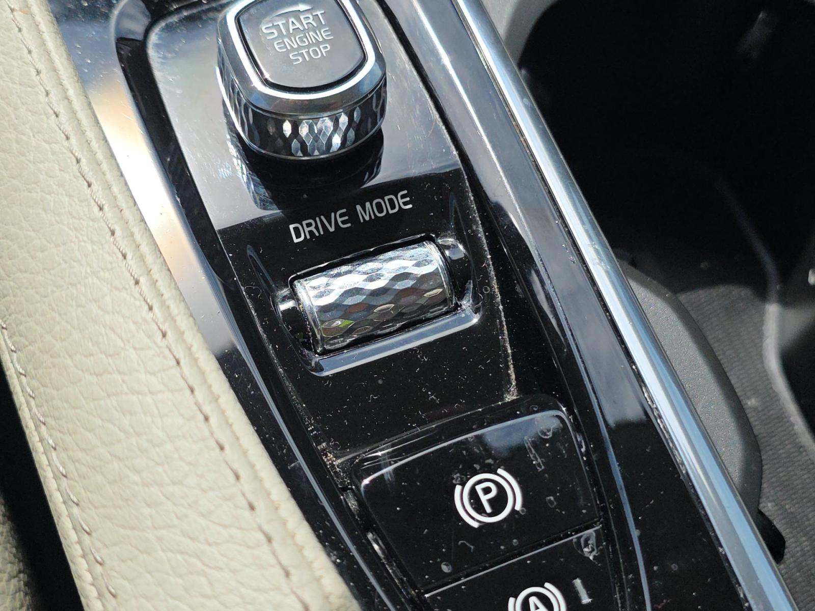 2021 Volvo XC90 T6 Momentum AWD