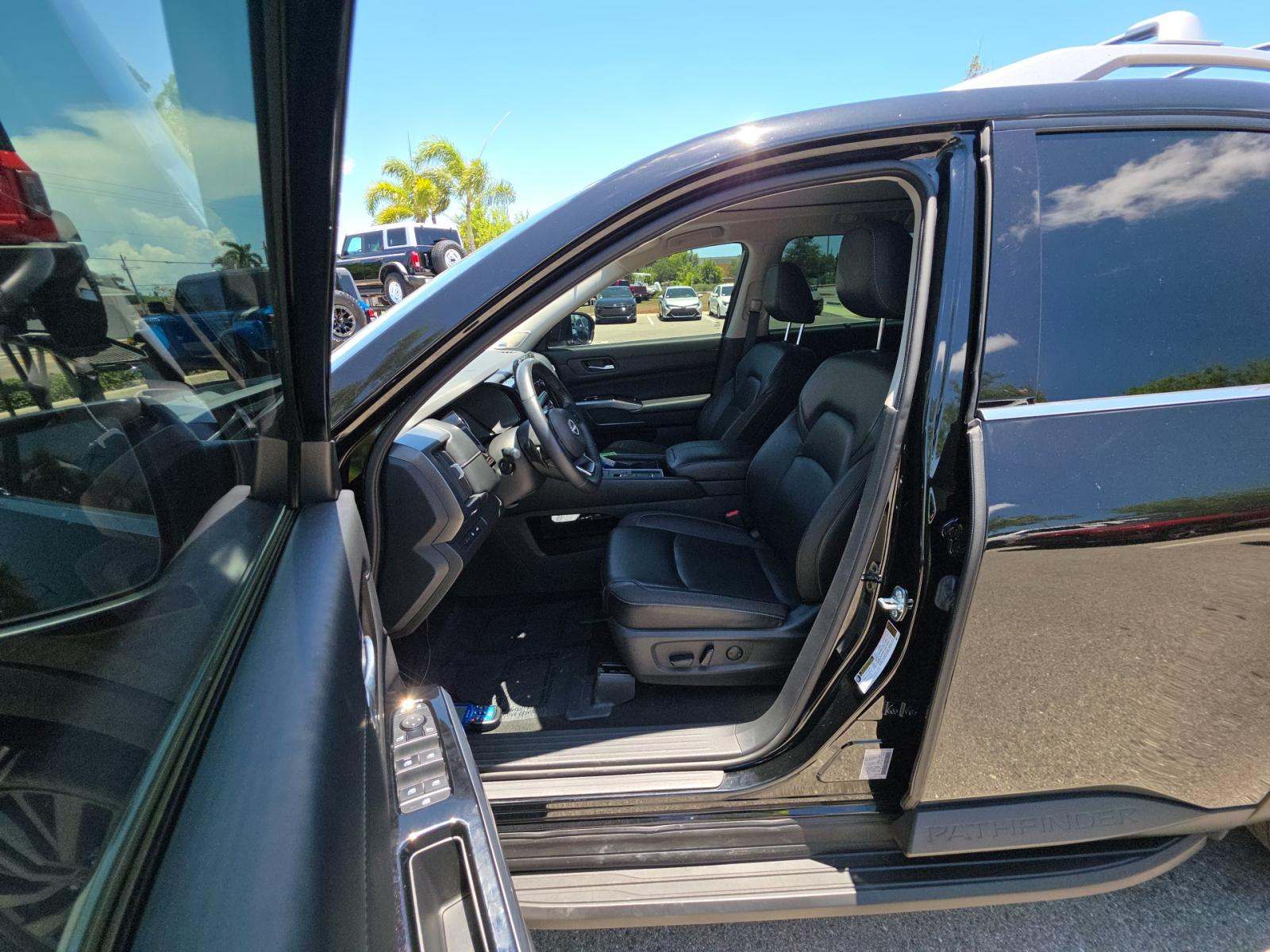 2023 Nissan Pathfinder SL FWD