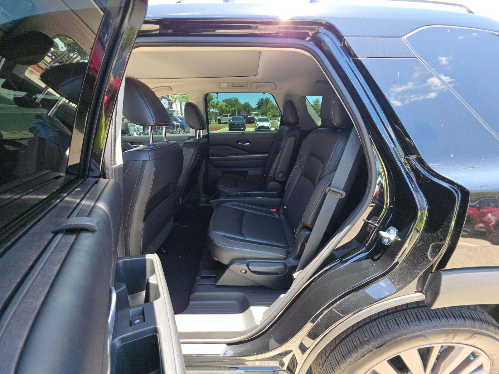 2023 Nissan Pathfinder SL FWD