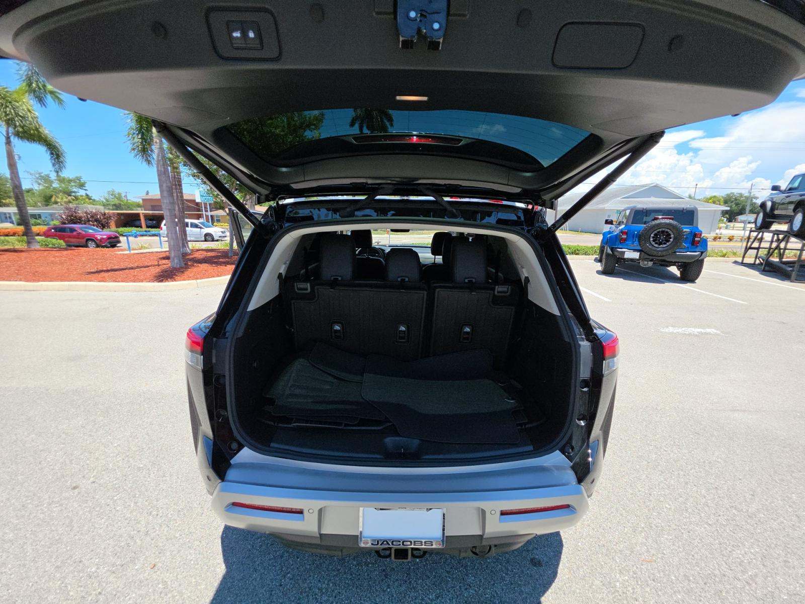 2023 Nissan Pathfinder SL FWD