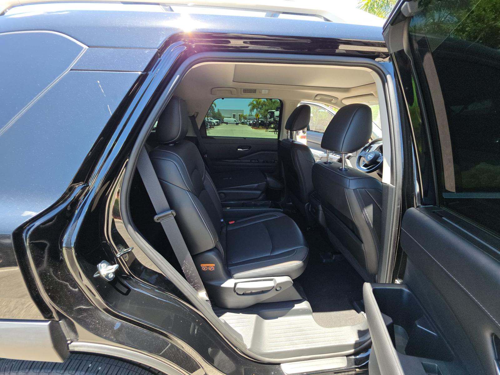 2023 Nissan Pathfinder SL FWD