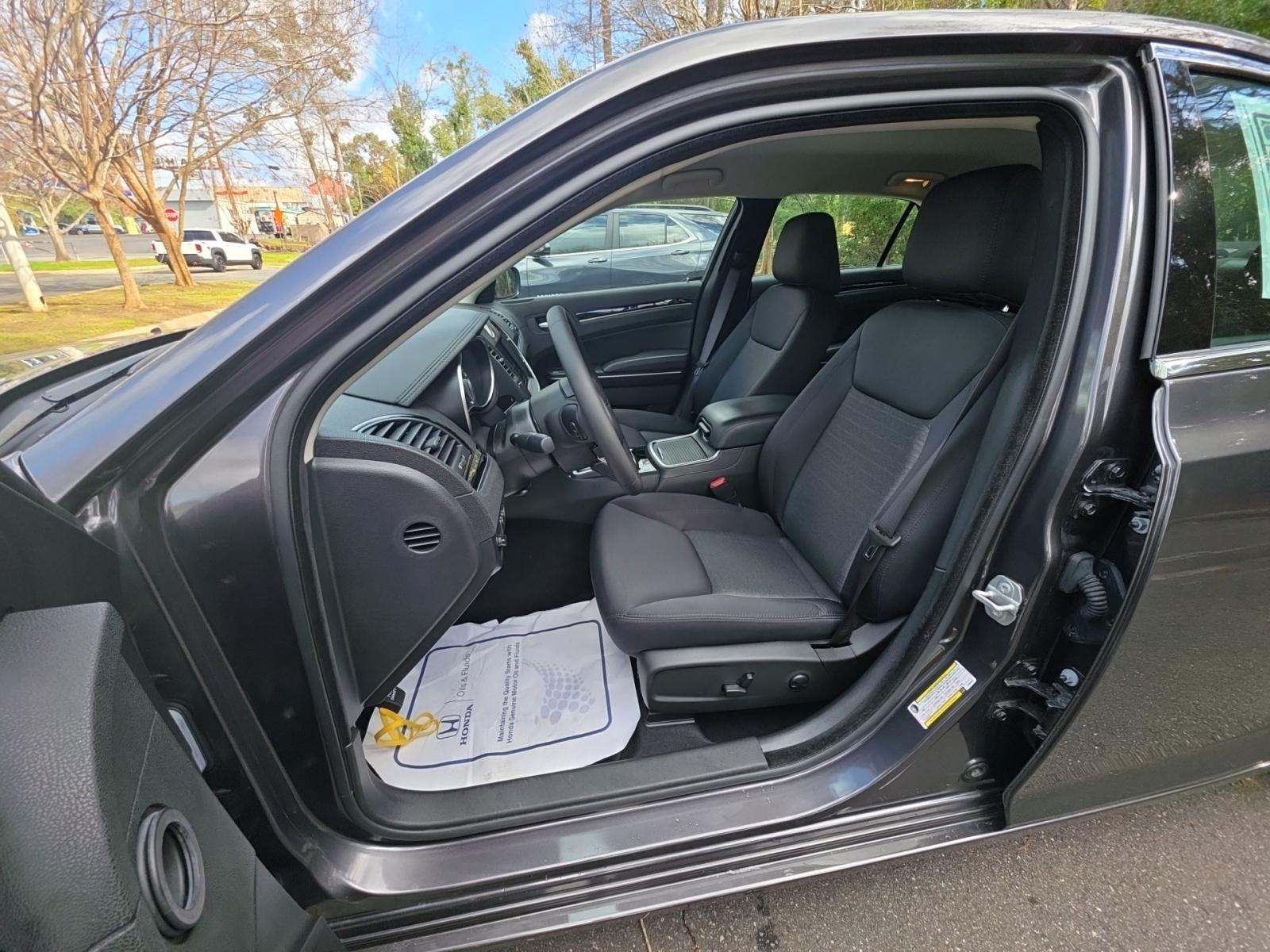 2023 Chrysler 300 Touring RWD