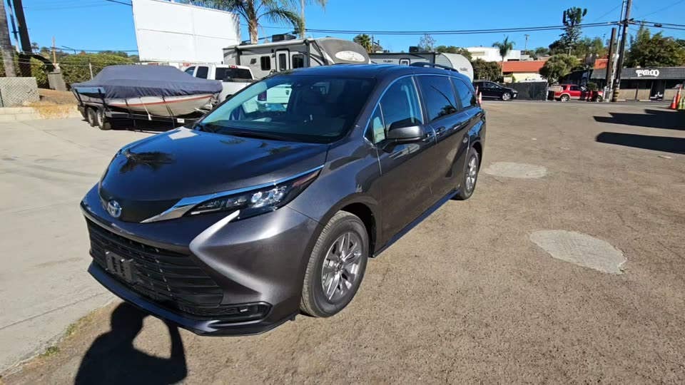 2024 Toyota Sienna LE 8-Passenger 120.5